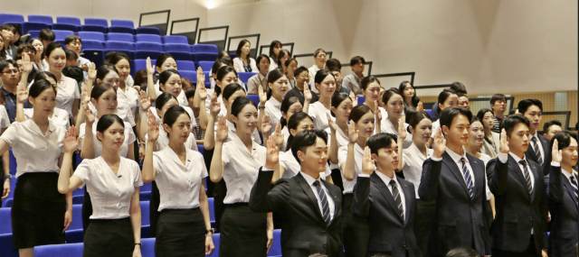 지난 18일 에어부산 본사에서 진행된 신입 객실승무원 입사식에서 신입 승무원들이 입사선서를 하고 있다. 사진제공=에어부