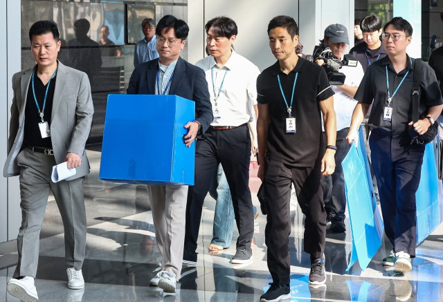 경기남부경찰청과 고용노동부 관계자들이 12일 인천시 연수구 포스코이앤씨 본사 사옥에서 압수품을 담기 위한 박스를 들고 이동하고 있다. 뉴스1