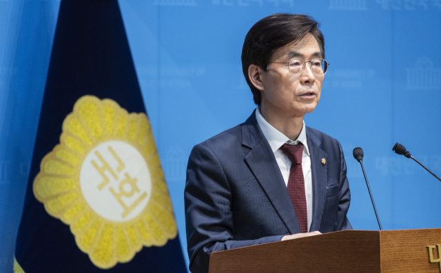 국민의힘 당 대표 후보인 조경태 의원이 18일 국회에서 당원들을 향한 기자회견을 하고 있다. 연합뉴스
