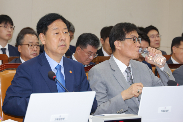 구윤철 경제부총리 겸 기획재정부 장관(왼쪽)과 이창용 한국은행 총재가 19일 국회에서 열린 기획재정위원회 전체회의에 참석해 있다. 연합뉴스.