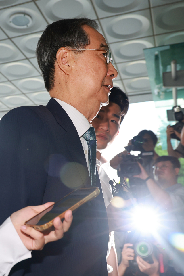 12·3 비상계엄 사태에 가담·방조한 혐의를 받는 한덕수 전 국무총리가 19일 서울 서초구 서울고검에 마련된 조은석 내란특별검사팀에 출석하고 있다. 한 전 총리는 지난달 2일 특검에 출석해 조사받은 바 있다.