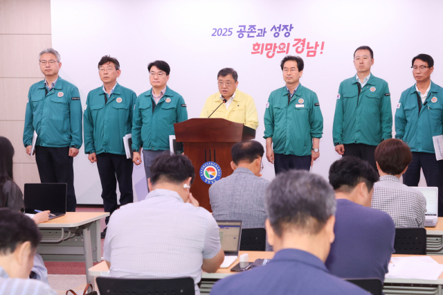 박명균(가운데) 경남도 행정부지사가 19일 경남도청에서 지난 7월 내린 폭우 피해복구 계획과 예산 등을 발표하고 있다. 사진 제공=경남도