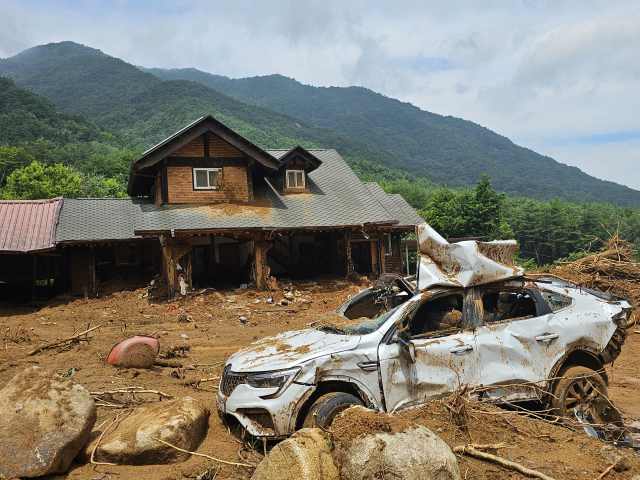 지난 7월 19일 경남 산청군 산청읍 내리마을의 한 주택이 극한호우로 발생한 산사태로 무너졌다. 이 주택에서는 2명의 사망자가 발생했다. 박종완 기자