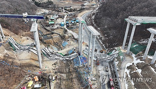 세종안성고속도로 붕괴 현장. 연합뉴스