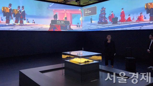 ‘의궤, 영원의 서사’ 방의 모습. 강신재 감독이 설명하고 있다. 최수문 기자