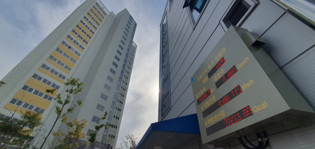 지난해 10월 본격 운영에 들어간 울산 율동 수소연료전지열병합발전소(오른쪽)와 인근 위드유아파트. 울산=장지승기자