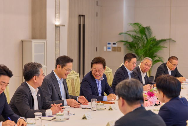 이재명 대통령이 19일 서울 용산 대통령실 청사에서 미일 순방 경제인 간담회를 하고 있다. 장재훈(왼쪽부터) 현대차 부회장, 이재용 삼성전자 회장, 이 대통령, 구광모 LG그룹 회장, 박지원 두산그룹 부회장 겸 두산에너빌리티 회장, 위성록 국가안보실장. 연합뉴스