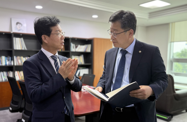 박병규(왼쪽) 광주 광산구청장이 지난 6월 안호영 국회 환경노동위원장에게 지역 고용위기 극복을 위한 관심과 협조를 요청하고 있다. 사진 제공=광주 광산구