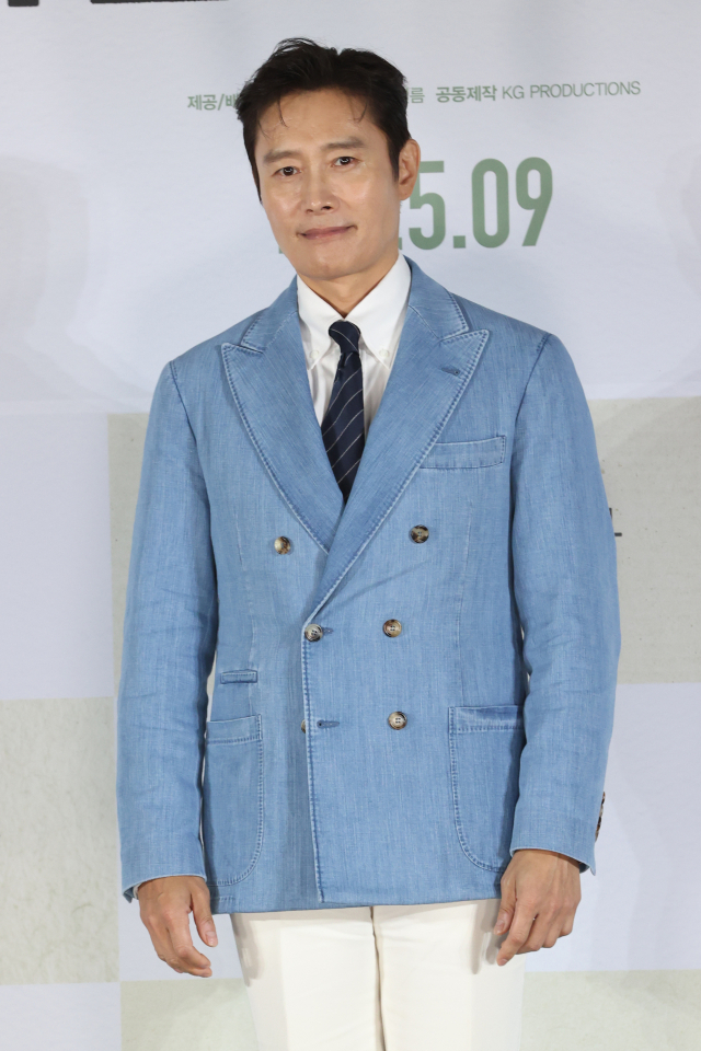 배우 이병헌이 19일 서울 용산구 CGV 용산아이파크몰에서 열린 영화 '어쩔수가없다' 제작보고회에서 포즈를 취하고 있다. 연합뉴스