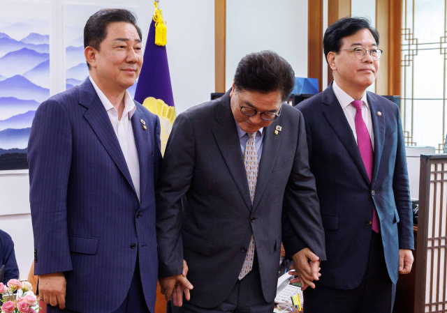 우원식 국회의장과 김병기 더불어민주당 원내대표, 송언석 국민의힘 비상대책위원장 겸 원내대표가 19일 서울 여의도 국회에서 회동을 갖고 기념 촬영하고 있다. 연합뉴스