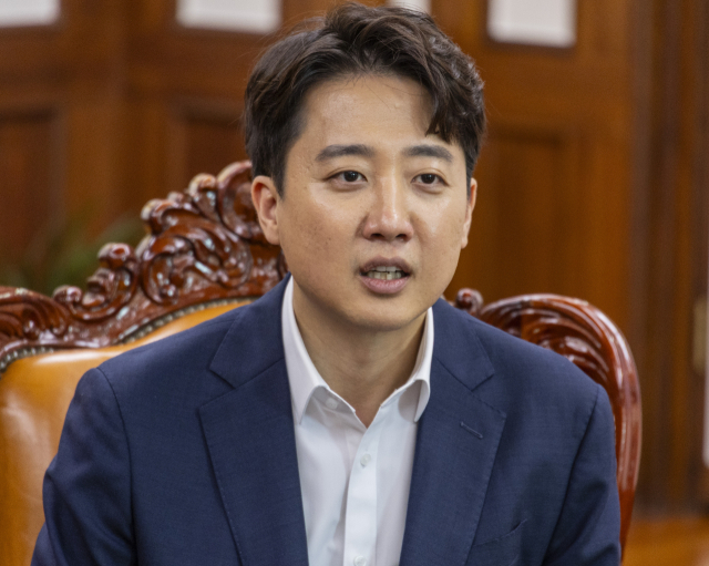 이준석 개혁신당 대표가 19일 우원식 국회의장을 예방해 의장 집무실에서 환담하고 있다. 연합뉴스