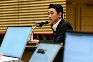 기자간담회에서 발언하는 강훈식 비서실장
