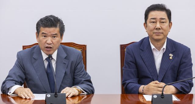 제임스 김(왼쪽) 주한미국상공회의소(암참) 회장이 19일 국회에서 김병기 더불어민주당 원내대표를 만나 인사말을 하고 있다. 연합뉴스