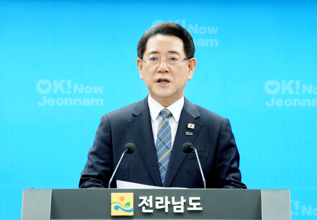 김영록 전남도지사가 19일 전남도청 브리핑룸에서 “정부가 대한민국 석유화학산업의 중심지인 여수시를 ‘고용위기 선제대응지역’으로 지정한 것을 온 도민과 함께 환영한다”고 밝히고 있다. 사진 제공=전라남도