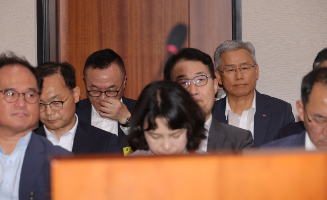 김동철(뒷줄 오른쪽) 한국전력 사장과 황주호(〃왼쪽) 한국수력원자력 사장이 19일 국회에서 열린 산업통상자원중소벤처기업위원회 전체회의에 참석해 의원들의 질문을 듣고 있다.