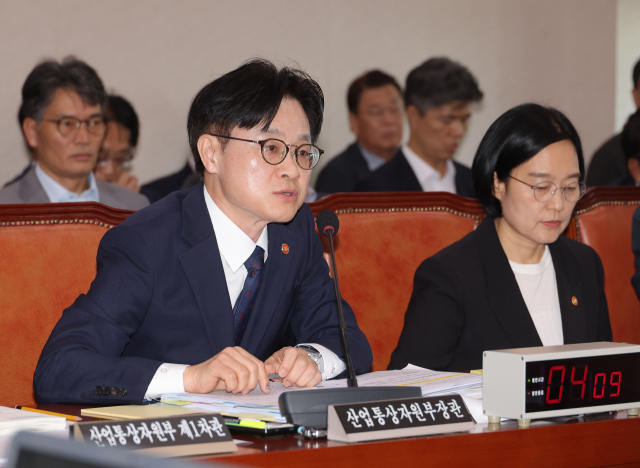 김정관 산업통상자원부 장관이 19일 국회에서 열린 산업통상자원중소벤처기업위원회 전체회의에서 의원 질의에 답변하고 있다. 연합뉴스