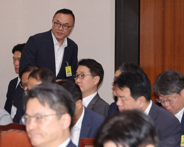 황주호 한국수력원자력 사장이 19일 미국 웨스팅하우스와 맺은 지식재산권 분쟁 종료 합의문과 관련한 의원 질의에 답변하기 위해 국회 산업통상자원중소벤처기업위원회 전체회의장으로 들어서고 있다. 연합뉴스