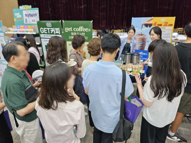 커피 배달·2배 큰 삼각김밥…'갓성비' 무장한 CU