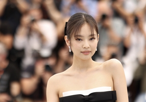 "한국 여자처럼 되고 싶어요"…K팝 열풍에 인기 폭발한 '이 시술', 부작용 경고까지