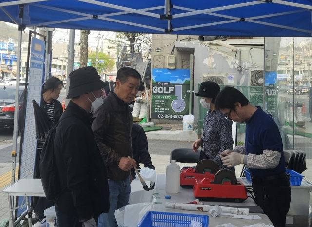 상반기 운영된 ‘찾아가는 칼갈이·우산수리센터’에서 구민들이 칼을 고치고 있다. 사진제공=관악구
