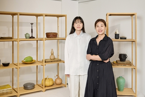 이윤정(왼쪽) 금속공예가와 박갑순 지호장. 사진 제공=재단법인 예올·샤넬코리아