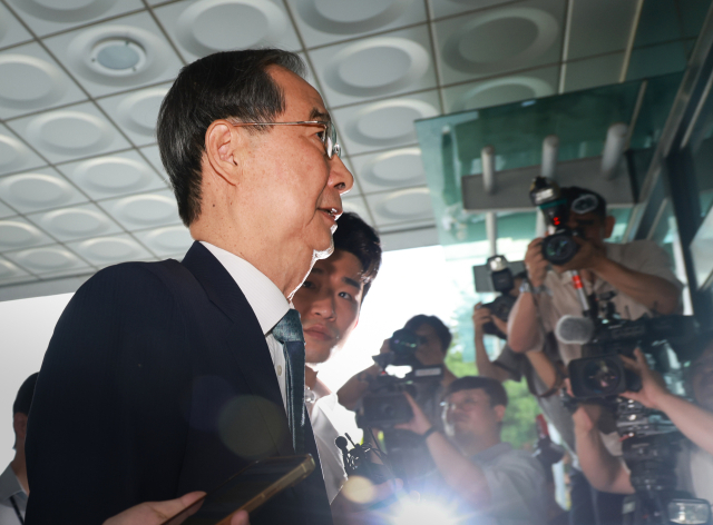 12·3 비상계엄 사태에 가담·방조한 혐의를 받는 한덕수 전 국무총리가 19일 서울 서초구 서울고검에 마련된 조은석 내란 특별검사팀에 출석하고 있다. 한 전 총리는 지난달 2일 특검에 출석해 조사받은 바 있다. 연합뉴스