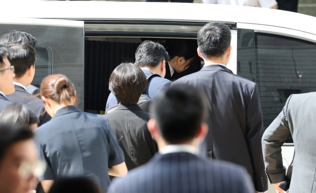 차에 탑승하는 김건희 여사 (서울=연합뉴스) 윤석열 전 대통령 부인 김건희 여사가 8월 12일 구속 전 피의자 심문(영장실질심사)을 마친 뒤 서울 서초구 서울중앙지법을 나서며 차에 타고 있다. 연합뉴스