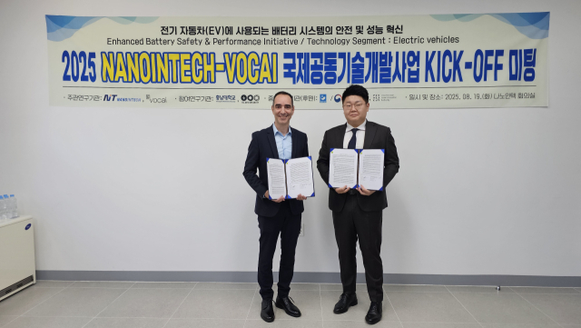 나노인텍과 이스라엘 ‘VOCAI’가 19일 강원 원주 나노인텍 본사에서 세계 최고 수준의 배터리 지능화 및 안전 성능을 구현하는 차세대 스마트 배터리팩 공동 개발을 위한 전력적 협력 계약을 체결했다.사진제공=나노인텍