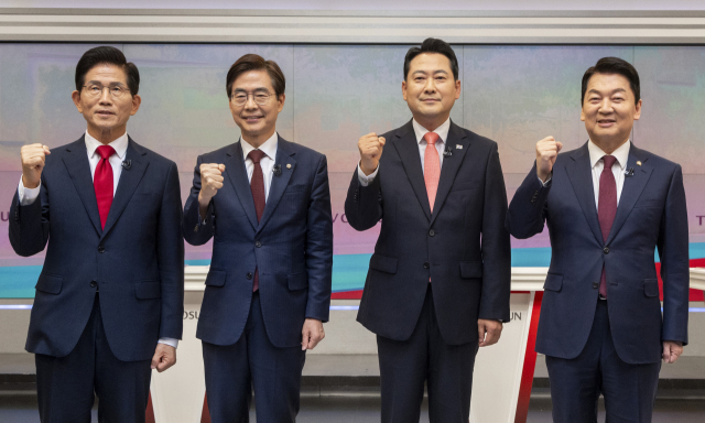 국민의힘 당 대표 선거에 출마한 후보들이 19일 서울 중구 TV조선 스튜디오에서 열린 6차 전당대회 3차 텔레비전 토론회에 앞서 파이팅을 외치고 있다. (왼쪽부터) 김문수, 조경태, 장동혁, 안철수 후보. 연합뉴스