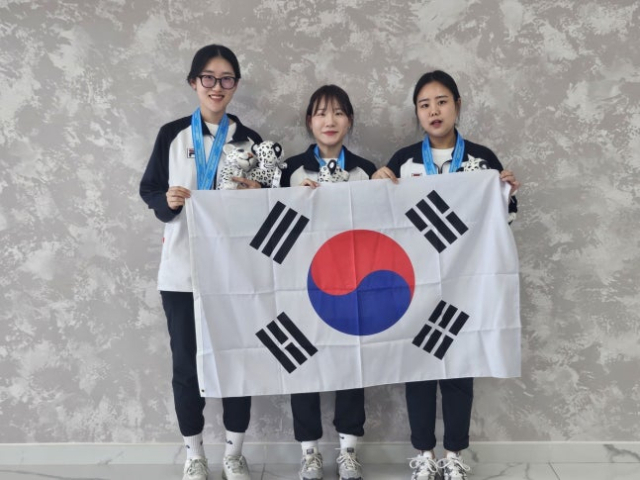 은메달을 차지한 양지인(왼쪽부터), 유현영, 김보미. 사진 제공=대한사격연맹