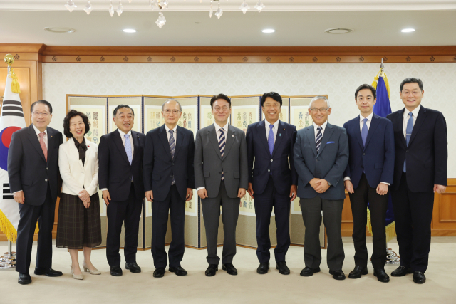 김민석 국무총리가 20일 서울 종로구 정부서울청사에서 한일포럼 일본 측 대표단을 접견하며 기념 촬영을 하고 있다. 사진=총리실