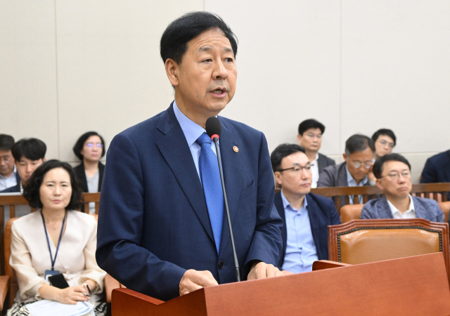 구윤철 부총리 겸 기획재정부 장관이 19일 서울 여의도 국회에서 열린 기획재정위원회 전체회의에 출석해 업무보고를 하고 있다. 오승현 기자