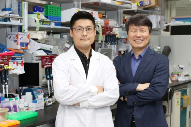 (왼쪽부터) KAIST 생명과학과 신종필 박사과정, 허원도 교수. 사진제공=KAIST