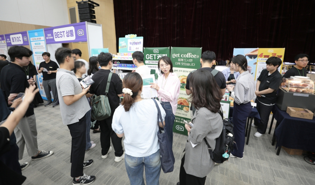서울 강남에서 열린 ‘CU 2025 하반기 상품 컨벤션’에서 점주들이 신상품에 대한 설명을 듣고 있다. 사진 제공=BGF리테일