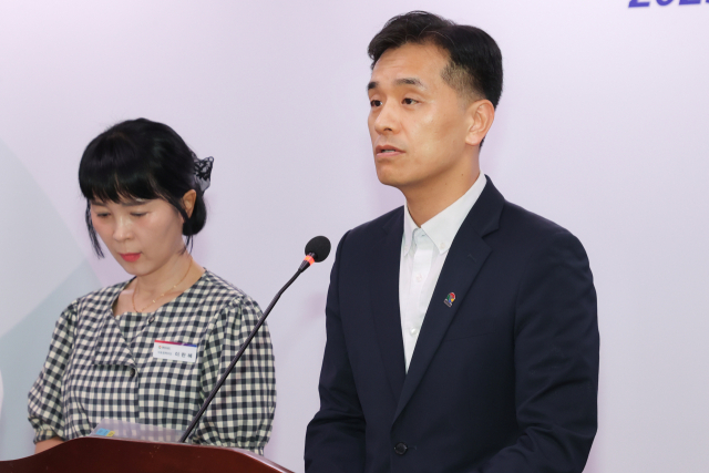 이도완(오른쪽) 경남도 보건의료국장이 20일 경남도청에서 지역필수의사제 시범사업 성과를 발표하고 있다. 사진 제공=경남도