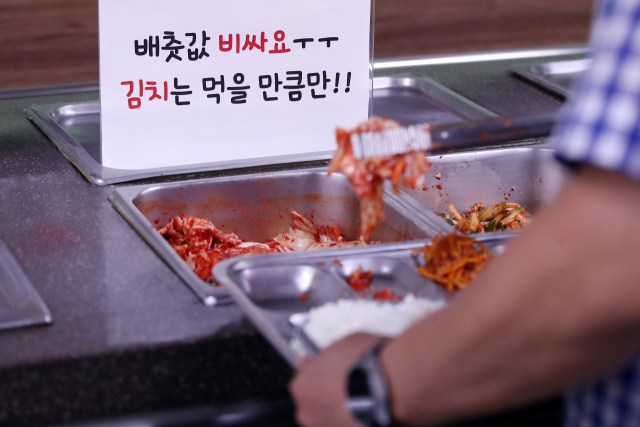 한 회사 구내식당 자율배식대에 배춧값 폭등에 따른 김치 절약 안내문이 붙어 있다. 뉴스1