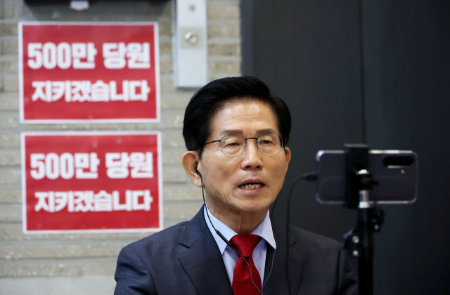 김건희 특검의 국민의힘 당사 압수수색에 반대하며 당사 현관에서 농성 중인 김문수 당대표 후보가 지난 18일 농성 현장에 앉아 언론 인터뷰를 하고 있다. 연합뉴스