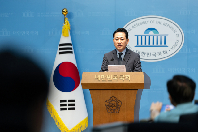 장동혁 국민의힘 당대표 후보가 20일 서울 여의도 국회 소통관에서 특검 등 현안 관련 기자회견을 하고 있다. 뉴스1