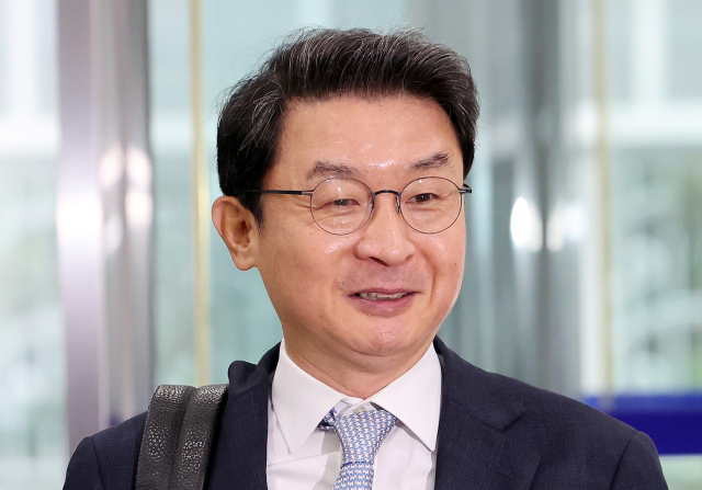 이억원 금융위원장 후보자가 14일 서울 중구 예금보험공사에 마련된 인사청문회 준비 사무실로 첫 출근하고 있다. 연합뉴스