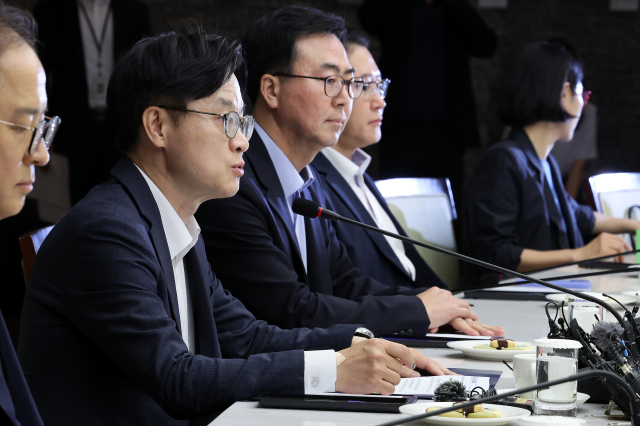 김정관 산업통상자원부 장관이 20일 서울 중구 대한상공회의소에서 열린 석유화학업계 사업재편 자율협약식에서 모두발언을 하고 있다. 연합뉴스.