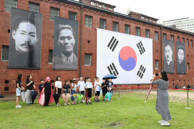 서대문형무소역사관에 걸린 독립운동가 현수막. 뉴스1