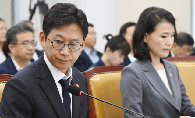 배경훈(왼쪽) 과학기술정보통신부 장관과 이진숙 방송통신위원장이 20일 서울 여의도 국회에서 열린 과학기술정보방송통신위원회 전체회의에 출석해 의원들의 의사진행 발언을 듣고 있다. 오승현 기자 2025.08.20
