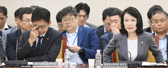 배경훈(왼쪽) 과학기술정보통신부 장관과 이진숙 방송통신위원장이 20일 서울 여의도 국회에서 열린 과학기술정보방송통신위원회 전체회의에 출석해 의원들의 의사진행 발언을 듣고 있다. 오승현 기자 2025.08.20