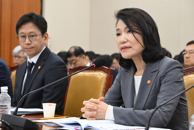 이진숙 방송통신위원장이 20일 서울 여의도 국회에서 열린 과학기술정보방송통신위원회 전체회의에 출석해 여당 의원들의 사퇴 의사를 묻는 질의에 
