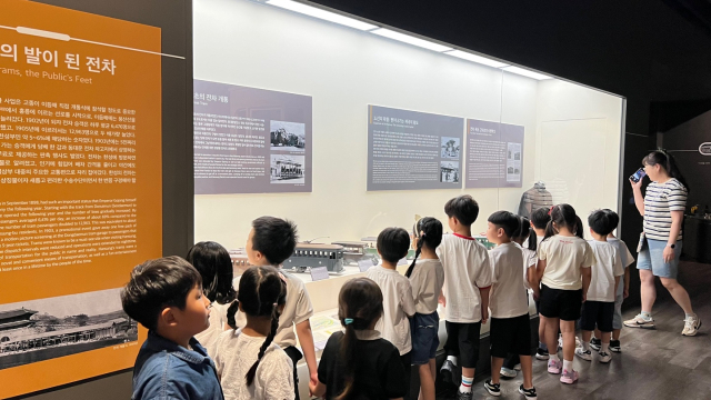 19일 서울 양재동 한국전력 전기박물관을 찾은 하남 지역 어린이집 원아 74명이 관람하고 있다. 사진 제공=한전