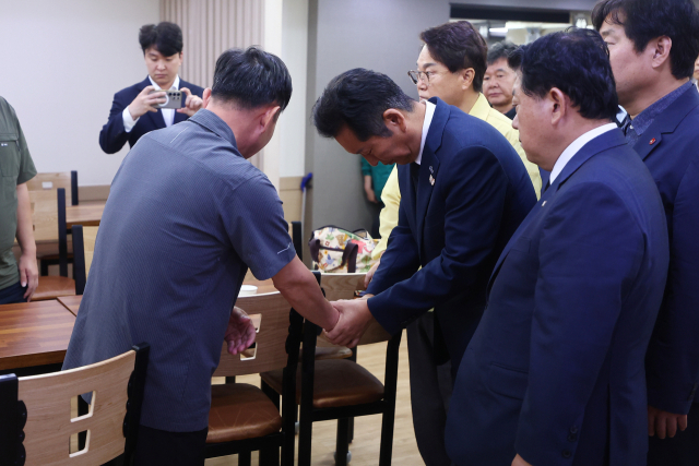 정청래 더불어민주당 대표가 지난 19일 경북 청도 청도대남병원에 마련된 무궁화호 열차 사고로 사망한 근로자 2명 빈소를 찾아 유가족을 위로하고 있다. 연합뉴스