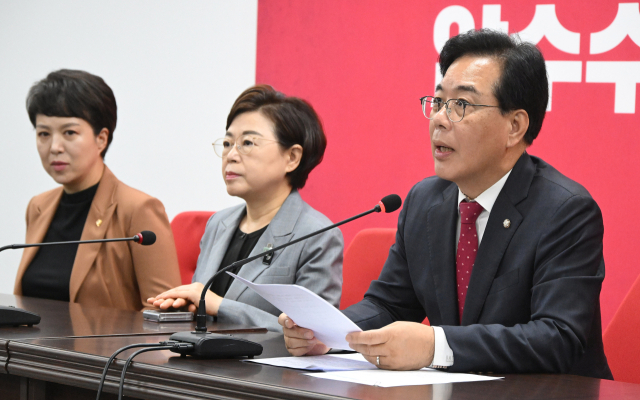 송언석(오른쪽) 국민의힘 비상대책위원장 겸 원내대표가 20일 서울 여의도 중앙당사에서 현안 관련 기자 간담회를 하고 있다. 오승현 기자