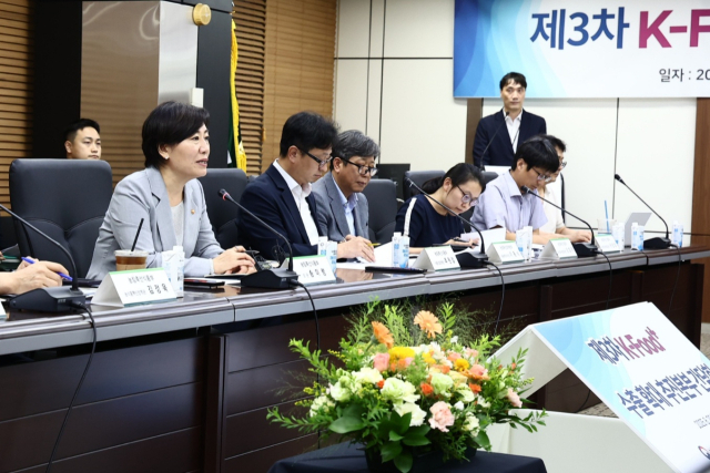 송미령 농림축산식품부 장관이 20일 서울 aT센터에서 주요 농식품 및 농산업 수출기업, 유관기관과 함께 2025년 제3차 K푸드+ 수출확대 추진본부 간담회를 개최했다. 사진 제공=농림축산식품부