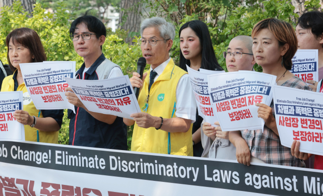 권영국(왼쪽 세 번째) 정의당 대표가 지난달 29일 서울 용산구 전쟁기념관 앞에서 열린 이주노동자 차별적 법제도 철폐 촉구 전국이주인권단체 공동 기자회견에서 발언하고 있다. 연합뉴스