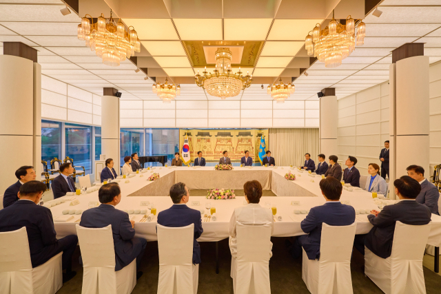 이재명 대통령, 민주당 지도부와 만찬. 연합뉴스